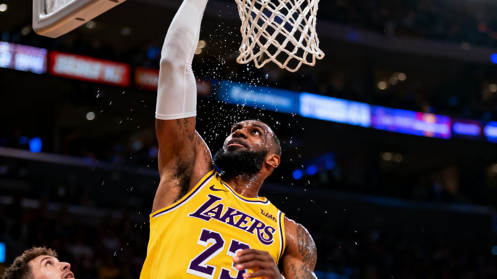 NBA赛场上湖人队球员完成一记势大力沉的单手劈扣，篮筐微微颤动，对手防守球员仰头注视，球场灯光下汗水飞溅的瞬间被精准捕捉。
